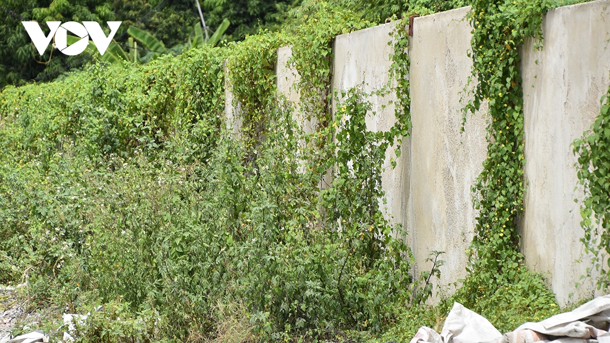 Tường rào thi công đoạn đường vành đai 2,5 gây khó cho người dân Hà Nội